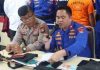 read news – Dua Kurir PMI di Batam Dibekuk Polisi Kasat Polairud Polresta Barelang Kompol Salahuddin (kanan) mengatakan salah satu kurir PMI ilegal (SR) lebih dulu ditangkap yaitu pada Senin (13/2/2023) sekira pukul 23.00 WIB di perairan belakang PT McDermott Kecamatan Batuampar. (Foto : abyaqsa ramadan - batamtv.com)