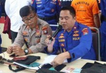 read news – Dua Kurir PMI di Batam Dibekuk Polisi Kasat Polairud Polresta Barelang Kompol Salahuddin (kanan) mengatakan salah satu kurir PMI ilegal (SR) lebih dulu ditangkap yaitu pada Senin (13/2/2023) sekira pukul 23.00 WIB di perairan belakang PT McDermott Kecamatan Batuampar. (Foto : abyaqsa ramadan - batamtv.com)