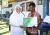 read news – Nelayan Kecil di Galang Nikmati BPJS Ketenagakerjaan Wagub Kepri Marlin Agustina melakukan Penyerahan dan Sosialisasi Kartu Peserta BPJS Ketenagakerjaan bagi Nelayan Kecil Kota Batam Tahun 2023, di Kantor Camat Galang, Sabtu (18/3/2023). (Foto : abyaqsa ramadan- batamtv.com)