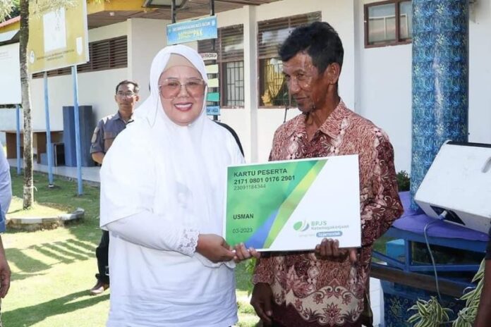 Wagub Kepri Marlin Agustina melakukan Penyerahan dan Sosialisasi Kartu Peserta BPJS Ketenagakerjaan bagi Nelayan Kecil Kota Batam Tahun 2023, di Kantor Camat Galang, Sabtu (18/3/2023). (Foto : abyaqsa ramadan- batamtv.com)