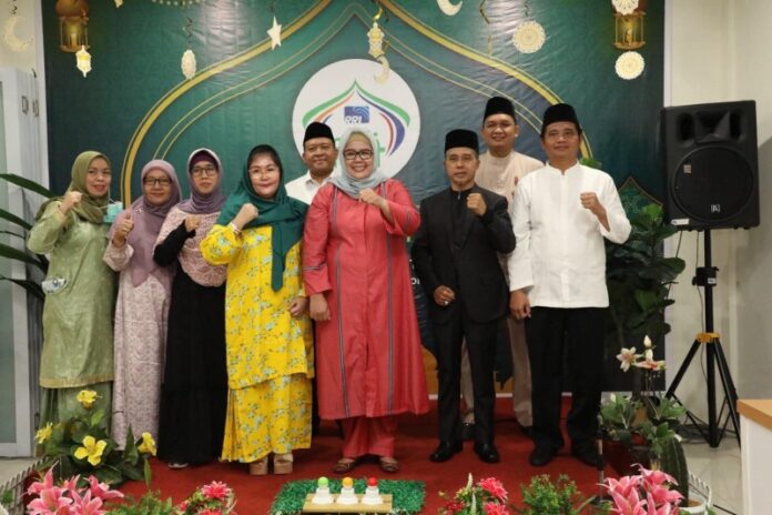 Ketua Lembaga Pengembangan Tilawatil Quran (LPTQ) Kepulauan Riau Hj Marlin Agustina (baju merah muda-tengah), membuka Pekan Tilawatil Quran (PTQ) Tingkat Kota Batam, Radio Republik Indonesia (RRI) Batam 2023, Kamis (23/3/2023) pagi. (Foto : muhammad amin - batamtv.com)