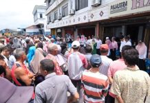 read news – Buruh di Sekitaran Pelantar 2 Laut Jaya Dapat Rejeki Nomplok Suasana riuh saat pembagian sebanyak 575 paket bahan makanan yang digelontorkan oleh Walikota Tanjungpinang Rahma kepada penambang becak, supir lori, penambang sampan robin, ojek pangkalan, buruh becak, buruh pelabuhan sri bintan pura, serta buruh pelantar II dan penambang boat di pelataran pelantar II Laut Jaya, Rabu (8/3). (Foto: dwi susilo-batamtv.com)
