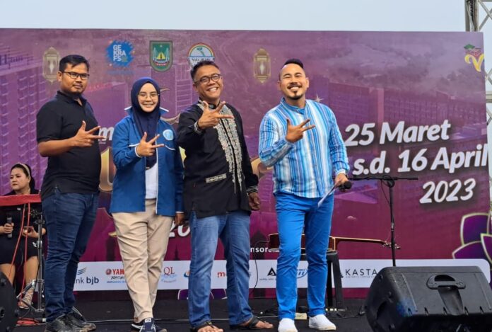Thamrin Bukber Fest 2023 resmi dibuka hari ini oleh Kepala Dinas Pariwisata Kota Batam, Ardiwinta (kedua dari kanan)  Acara ini akan berlangsung selama bulan Ramadhan 1444 Hijriyah, 25 Maret – 16 April 2023 di Nagoya Thamrin City. (Foto : muhammad amin - batamtv.com)