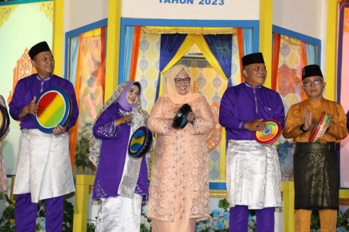 Wakil Gubernur Kepulauan Riau, Hj Marlin Agustina, (berkacamata) menghadiri pembukaan Seleksi Tilawatil Quran dan Hadits (STQH) XVII Tingkat Kota Tanjungpinang, di halaman Terminal Bintan Centre, Senin (13/3/2023) ( Foto : dwi susilo - batamtv.com)