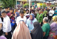 read news – Warga di Lubukbaja Terima Pembagian Sembako Bersubsidi Walikota Batam HM Rudi dan Marlin Agustina Rudi saat membagikan sembako bersubsidi di Lubukbaja, Kamis (17/3/2023) (Foto : abyaqsa ramadan - batamtv.com)