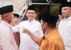 read news – Puluhan Jamaah Hadiri Pengajian Mualaf di Batu Aji Batam Gubernur Kepri Ansar Ahmad (Peci hitam baju putih) saat menghadiri pengajian Mualaf di Perumahan Pemda Batuaji Batam. (Foto : abyaqsa ramadan - batamtv.com)