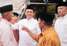 read news – Puluhan Jamaah Hadiri Pengajian Mualaf di Batu Aji Batam Gubernur Kepri Ansar Ahmad (Peci hitam baju putih) saat menghadiri pengajian Mualaf di Perumahan Pemda Batuaji Batam. (Foto : abyaqsa ramadan - batamtv.com)