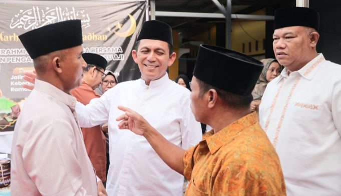 (Foto : abyaqsa ramadan - batamtv.com) Gubernur Kepri Ansar Ahmad (Peci hitam baju putih) saat menghadiri pengajian Mualaf di Perumahan Pemda Batuaji Batam. (Foto : abyaqsa ramadan - batamtv.com)