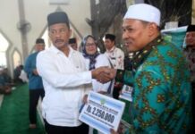 read news – HM Rudi Salurkan Bantuan ke Masjid Masjid Nurul Ikhwan Walikota Batam HM Rudi saat menyerahkan bantuan ke masjid di Batam Kota . (Foto : muhammad amin - batamtv.com)