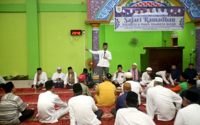 Walikota Batam HM Rudi saat safari ramadan di Masjid di Sungai Panas . (Foto : muhammad amin - batamtv.com)