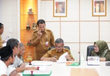 read news – Dana Hibah Pembangunan Masjid Sudah Dapat Dicairkan Penandatanganan Naskah Perjanjian Hibah Daerah (NPHD) dengan Ketua Pengurus Rumah Ibadah dilakukan langsung oleh Sekretaris Daerah Kota Batam, Jefridin, M. Pd, di Ruang Rapat Sekda Lantai 2, Kantor Wali Kota Batam, Senin (3/4/2023). (Foto : abyaqsa ramadan - batamtv.com)