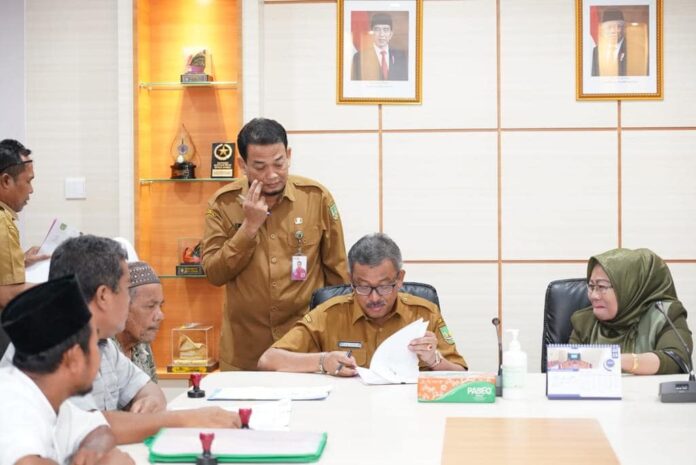 Penandatanganan Naskah Perjanjian Hibah Daerah (NPHD) dengan Ketua Pengurus Rumah Ibadah dilakukan  langsung oleh Sekretaris Daerah Kota Batam, Jefridin, M. Pd, di Ruang Rapat Sekda Lantai 2, Kantor Wali Kota Batam, Senin (3/4/2023). (Foto : abyaqsa ramadan - batamtv.com)