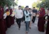 read news – Amsakar Achmad Sapa Warga di Perumahan Perum Permata Putri Batuaji Wakil Walikota Batam Amsakar Achmad saat tiba di Perumahan Perum Permata Putri Batuaji. (Foto : muhammad amin - batamtv.com)