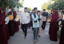 read news – Amsakar Achmad Sapa Warga di Perumahan Perum Permata Putri Batuaji Wakil Walikota Batam Amsakar Achmad saat tiba di Perumahan Perum Permata Putri Batuaji. (Foto : muhammad amin - batamtv.com)