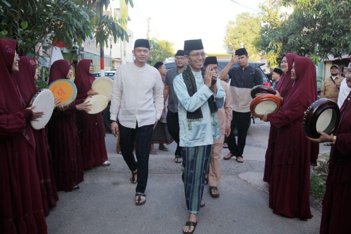 Wakil Walikota Batam Amsakar Achmad saat tiba di Perumahan Perum Permata Putri Batuaji. (Foto : muhammad amin - batamtv.com)