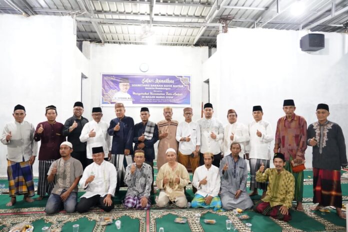 Stdako Batam Jefridin (keempat dari kiri) saat bersma para alim ulama di masjid Masjid Nurus Syifa’ di Tanjungsengkuang (Foto : abyaqsa ramadan - batamtv.com)