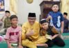 read news – Jamaah Masjid Nurul Huda Blok 3 Apresiasi Pemko Batam Setdako Batam , Jefridin saat bersama jamaah Masjid Nurul Huda Blok 3 yang mengikuti Safari Ramadhan Pemerintah Kota (Pemko) Batam Pelaksanaan usai Salat Isya dan Taraweh berjamaah Selasa (4/04/2023). (Foto : muhammad amin-batamtv.com)