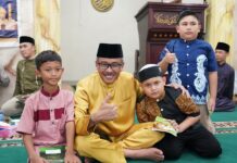 read news – Jamaah Masjid Nurul Huda Blok 3 Apresiasi Pemko Batam Setdako Batam , Jefridin saat bersama jamaah Masjid Nurul Huda Blok 3 yang mengikuti Safari Ramadhan Pemerintah Kota (Pemko) Batam Pelaksanaan usai Salat Isya dan Taraweh berjamaah Selasa (4/04/2023). (Foto : muhammad amin-batamtv.com)