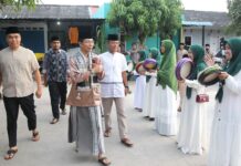 read news – Amsakar Sua dengan Jamaah Tiban Harapan Indah Sekupang Kehadiran Wawako Batam Amsakar Achmad saat hadir di acara buka puasa bersama di Masjid Ar Rahman Perumahan Tiban Harapan Indah. (Foto : abyaqsa ramadan - batamtv.com)