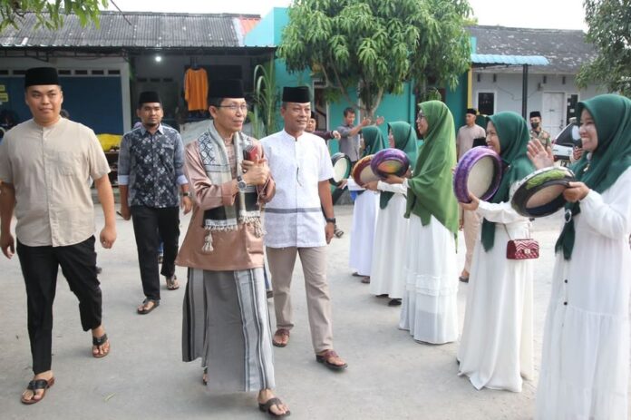 Kehadiran Wawako Batam Amsakar Achmad saat hadir di acara buka puasa bersama di Masjid Ar Rahman Perumahan Tiban Harapan Indah. (Foto : abyaqsa ramadan - batamtv.com)