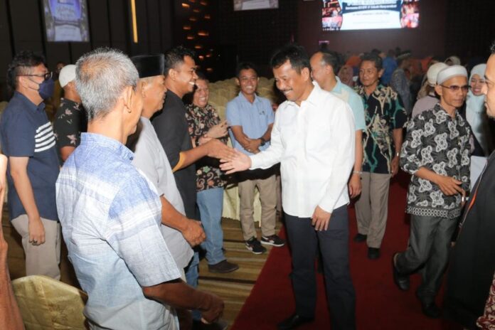 Wali Kota Batam, Muhammad Rudi menghadiri silaturahmi bersama RT / RW dan Tokoh Masyarakat Kecamatan Lubuk Baja sekaligus Penyerahan Insentif RT / RW Triwulan I (Periode Januari - Maret) 2023 di Ballroom Hotel Aston Pelita, Minggu (2/4/2023). (Foto : abyaqsa ramadan - batamtv.com)