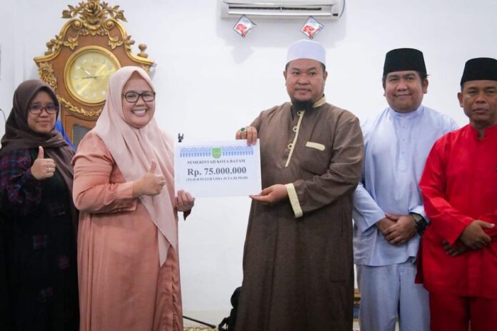 Ketua TP-PKK Kota Batam, Marlin Agustina  menghadiri agenda Safari Ramadan Pemerintah Kota Batam di Masjid Bahrul Ulum, Bengkong Kolam, Sadai, pada Selasa (4/3/2023). (Foto : abyaqsa ramadan - batamtv,com)