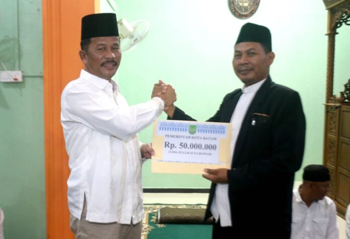Walikota Batam HM Rudi saat menyerahkan bantuan ke Imam Masjid di Bengkong . (Foto : muhammad amin - batamtv.com)