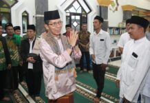 read news – Amsakar Achmad Sambangi Jamaah di Masjid Bidayatul Hidayah Wakil Walikota Batam Amsakar Achmad mengikuti Safari Ramadhan di Masjid Bidayatul Hidayah Perumahan Bida Asri 2 Kecamatan Batam Kota, Senin (3/4/2023). (Foto : muhammad amin - batamtv.com)