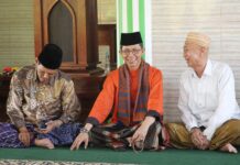 read news -Amsakar Achmad Minta Doa Masyarakat saat Dampingi HM Rudi Amsakar Achmad memohon dukungan dan partisipasi masyarakat dalam pembangunan selama mendampingi Walikota Batam . Amsakar saat safari ramadan di Masjid Al Fajar dalam rangka agenda Safari Ramadan 1444 Hijriah, Minggu (2/4/2023) sore. (Foto : abyaqsa ramadan - batamtv.com)