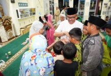 read news – Jefridin Bersua Warga Muslim di Masjid Baitul Jannah Batubesar Setdako Batam , Jefridin saat menyalami anak anak muslim di Masjid Baitul Jannah Batubesar Nongsa Batam (Foto : muhammad amin - batamtv.com)