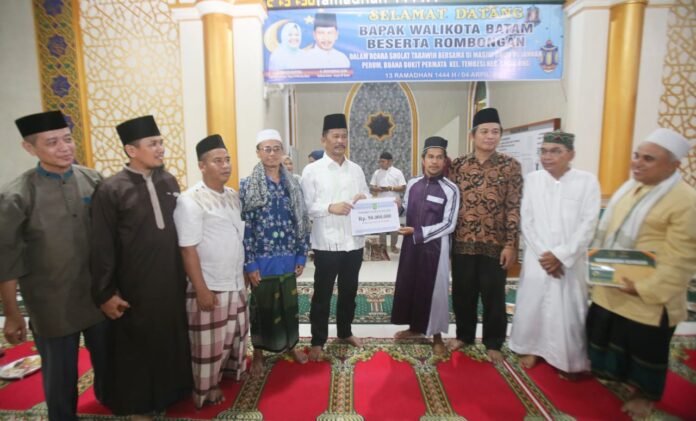 Walikota Batam HM Rudi menyerahkan bantuan ke masjid saat Safari Ramadan di Masjid Baitul Hamdi Perumahan Buana Impian dan Masjid Dhiya'ul Jannah di Perumahan Buana Bukit Permata, Tembesi, Sagulung, Selasa (4/4/2023) malam. (Foto : abyaqsa ramadan  - batamtv.com)