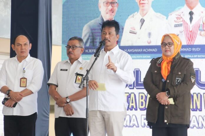 (Foto : abyaqsa ramadan - batamtv.com) Walikota Batam HM Rudi saat bersua dengan RT RW se Kecamatan Sagulung. (Foto : abyaqsa ramadan - batamtv.com)