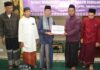 read news – Safari Ramadan di Bagan, Amsakar: Tingkatkan Kualitas Iman selama Ramadan Wakil Walikota Batam Amsakar Achmad menyerahkan simbolis bantuan Pemko Batam kepada di Masjid Sabilud Dakwah Jalan Raya Kampung Bagan, Kel. Tanjung Piayu, Rabu (5/4/2023). (Foto : muhammad amin - batamtv.com)