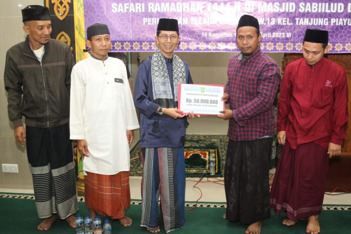 Wakil Walikota Batam Amsakar Achmad menyerahkan simbolis bantuan Pemko Batam kepada di   Masjid Sabilud Dakwah Jalan Raya Kampung Bagan, Kel. Tanjung Piayu, Rabu (5/4/2023).   (Foto : muhammad amin - batamtv.com)