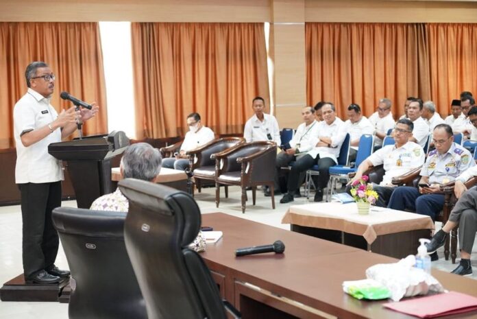 Setdako Batam Jefridin , membuka Bimbingan Teknis  Peningkatan Kapasitas Bagi Pelaku Pengadaan Barang/Jasa di Lingkungan Pemerintah Kota Batam, digelar Rabu (5/04/2023) di Aula Engku Hamidah Lantai 4 Kantor Walikota Batam. (Foto : abyaqsa ramadan - batamtv.com)