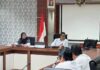 read news – Pemko Batam Tingkatkan Indikator Kesra untuk Pengentasan Kemiskinan Setdako Batam, Jefridin memimpin rapat tindak lanjut pembahasan langkah- langkah dalam rangka peningkatan indikator kesejahteraan masyarakat, di Ruang Rapat Hang Nadim Lantai IV Kantor Wali Kota Batam, Rabu (5/4/2023). (Foto : abyaqsa ramadan - batamtv.com)