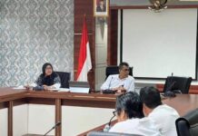 read news – Pemko Batam Tingkatkan Indikator Kesra untuk Pengentasan Kemiskinan Setdako Batam, Jefridin memimpin rapat tindak lanjut pembahasan langkah- langkah dalam rangka peningkatan indikator kesejahteraan masyarakat, di Ruang Rapat Hang Nadim Lantai IV Kantor Wali Kota Batam, Rabu (5/4/2023). (Foto : abyaqsa ramadan - batamtv.com)