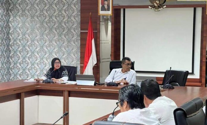 Setdako Batam, Jefridin memimpin rapat tindak lanjut pembahasan langkah- langkah dalam rangka peningkatan indikator kesejahteraan masyarakat, di Ruang Rapat Hang Nadim Lantai IV Kantor Wali Kota Batam, Rabu (5/4/2023). (Foto : abyaqsa ramadan - batamtv.com)