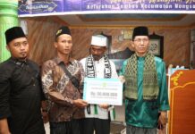 read news – Amsakar Ikuti Safari Ramadan di Masjid Al Muhajirin Nongsa Wakil Walikota Batam Amsakar Achmad menghadiri Safari Ramadan dan silaturahmi dengan masyarakat di Masjid Al Muhajirin, Kelurahan Sambau, Kecamatan Nongsa, Kamis (6/4/2023). (Foto : muhammad amin - batamtv.com)