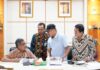 read news – Awas Penipuan, Bermodus Minta Cash Back saat Pencairan Bantuan Setdako Batam Jefridin (duduk) saat ini menegaskan kepada para pengurus rumah ibadah yang akan mencairakan bantuan dari Pemko Batam untuk hati hari modus penipuan minta cash back. (Foto : abyaqsa ramadan - batamtv.com)