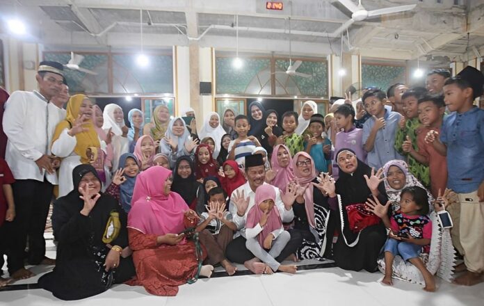 Walikota Batam , HM Rudi bersama anak anak  Perumahan Buana Bukit Permata, Tembesi, Sagulung, Selasa (4/4/2023) malam. (Foto : muhammad amin - batamtv.com)
