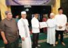read news – Safari Ramadan di Tiban 2, Jefridin: Jaga Hablum Minallah dan Hamblum Minannas Sekretaris Daerah Kota Batam, Jefridin, M. Pd. hadir langsung di tengah masyarakat Komplek Tiban II, di Masjid Wantom, Kelurahan Patam Lestari, dan menyerahkan bantuan ke Masjid sebesar Rp100 juta pada Kamis (6/4/2023). (Foto : muhammad amin - batamtv.com)