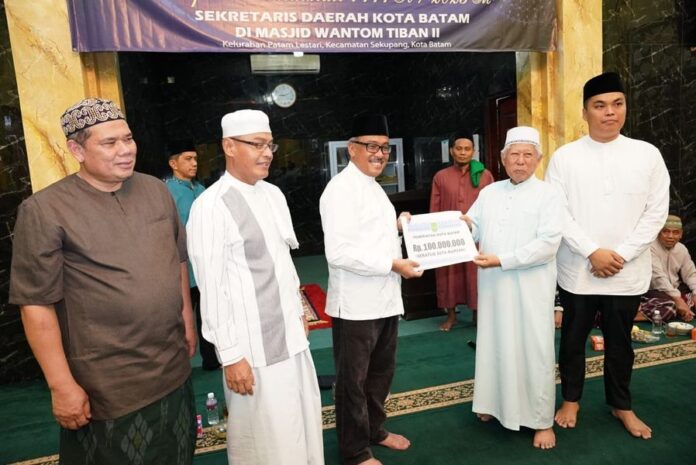 Sekretaris Daerah Kota Batam, Jefridin, M. Pd. hadir langsung di tengah masyarakat Komplek Tiban II, di Masjid Wantom, Kelurahan Patam Lestari, dan menyerahkan bantuan ke Masjid sebesar Rp100 juta pada Kamis (6/4/2023). (Foto : muhammad amin - batamtv.com)