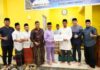 read news – Bantuan untuk Fasum dan Fasos, Jefridin: Developer Harus Serahkan ke Kami Dahulu Jefridin (tengah baju ungu), selaku Sekretaris Daerah Kota Batam menyerahkan bantuan dari Pemko Batam ke Masjid Masjid Qomarul Huda, saat Safari Ramadhan Rabu (5/04/2023) di Perumahan Central Park Residence RT 001/RW 023 Tanjunguncang Kecamatan Batuaji. (Foto : muhammad amin - batamtv.com)