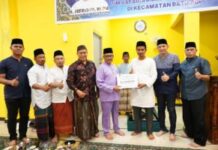 read news – Bantuan untuk Fasum dan Fasos, Jefridin: Developer Harus Serahkan ke Kami Dahulu Jefridin (tengah baju ungu), selaku Sekretaris Daerah Kota Batam menyerahkan bantuan dari Pemko Batam ke Masjid Masjid Qomarul Huda, saat Safari Ramadhan Rabu (5/04/2023) di Perumahan Central Park Residence RT 001/RW 023 Tanjunguncang Kecamatan Batuaji. (Foto : muhammad amin - batamtv.com)