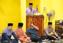 read news – Pembangunan Infrastruktur, Jefridin Ajak Warga Jaga Lingkungan Setdako Batam Jefridin (diatas mimbar) ikut Safari Ramadhan di Masjid Qomarul Huda, Rabu (5/04/2023) di Perumahan Central Park Residence RT 001/RW 023 Tanjunguncang Kecamatan Batuaji. (Foto : muhammad amin - batamtv.com)