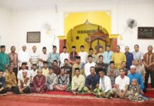 read news – Amsakar Achmad Ajak Umat Bersyukur Dianugerahi Al Quran Wakil Walikota Batam , Amsakar Achmad saat peringatan Nuzulul Quran di Kavling Bida Kabil Blok Kembang Sari RT 02 RW 18 bersama jamaah Masjid Al Muttaqin Jumat (7/4/2023) malam. (Foto : muhammad amin - batamtv.com)