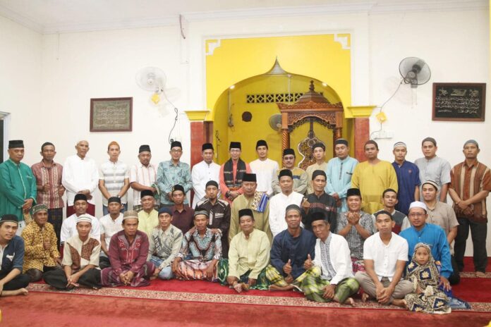 Wakil Walikota Batam , Amsakar Achmad saat peringatan Nuzulul Quran  di Kavling Bida Kabil Blok Kembang Sari RT 02 RW 18 bersama jamaah Masjid Al Muttaqin  Jumat (7/4/2023) malam. (Foto : muhammad amin - batamtv.com)