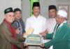 read news – Walikota Batam Salurkan Bantuan ke Masiid Baitul A’la dan Masjid Baiturrahman Batu Aji Walikota Batam HM Rudi saat menyalurkan bantuan ke Masiid Baitul A’la dan Masjid Baiturrahman Batu Aji Kota Batam. (Foto : muhammad amin - batamtv.com)
