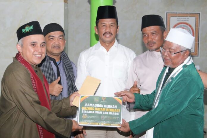 Walikota Batam HM Rudi saat menyalurkan bantuan ke Masiid Baitul A’la dan Masjid Baiturrahman Batu Aji Kota Batam. (Foto : muhammad amin - batamtv.com)